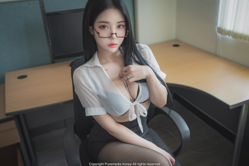 PureMedia-Vol-182-Bomi-Bomistry’s-Office-0007-4515385133.jpg