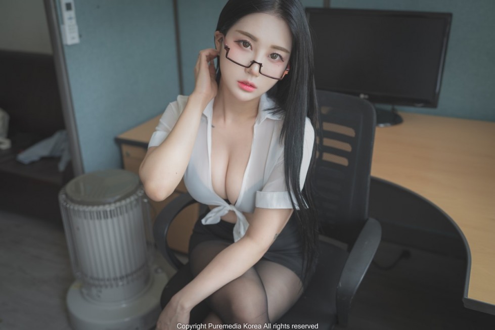 PureMedia-Vol-182-Bomi-Bomistry’s-Office-0002-2381925181.jpg